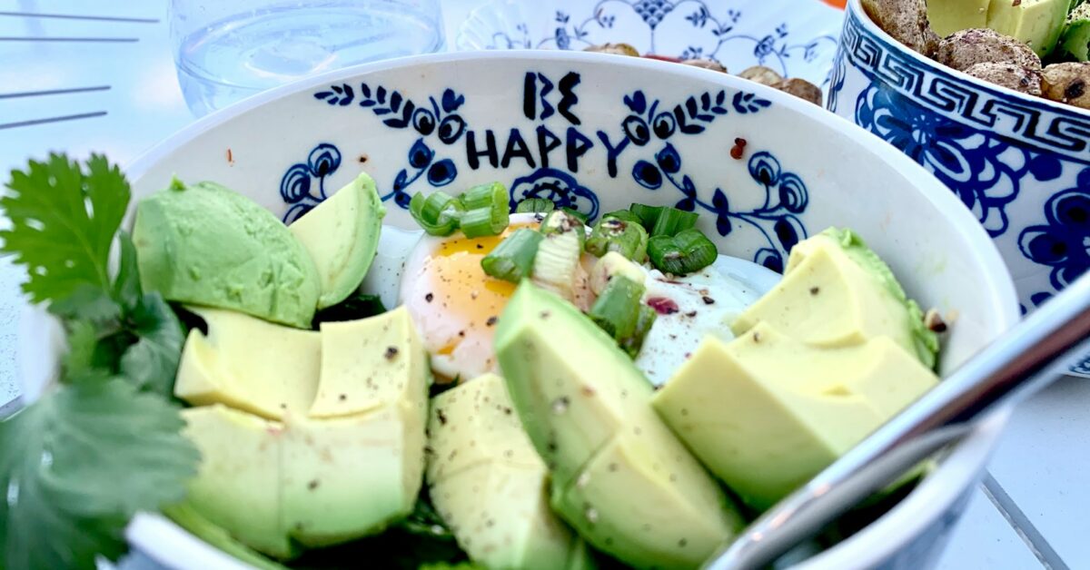 sliced green fruit on white and blue ceramic bowl